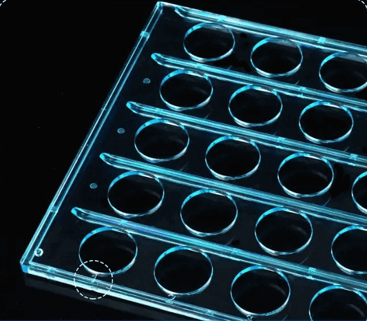 Close-up van ronde openingen Ø18 mm voor centrifugebuizen en reageerbuisjes