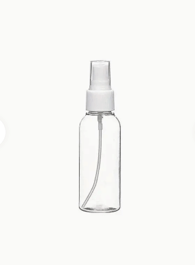 Transparante 50 ml spray flesjes met witte spraykop, ideaal voor het meenemen van parfum, desinfectiemiddelen, of water. Compact formaat van 11,5 x 3,25 cm, perfect voor handbagage en dagelijks gebruik