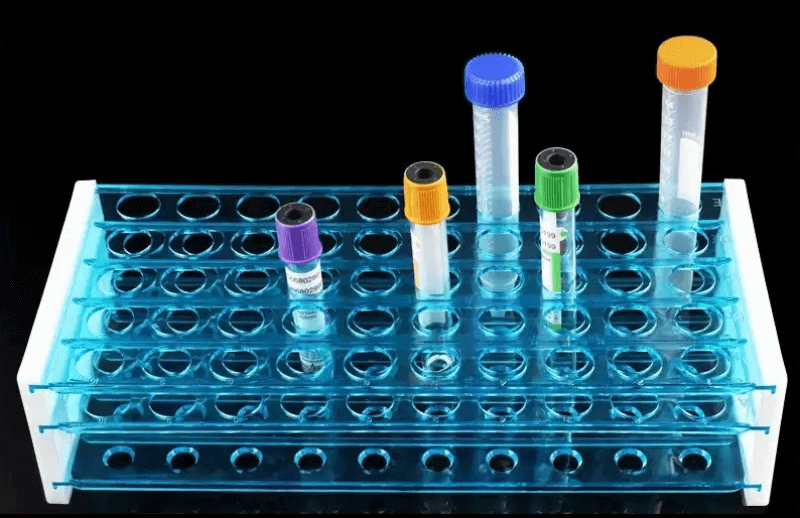 Buisrek met centrifugebuizen en reageerbuisjes in verschillende maten