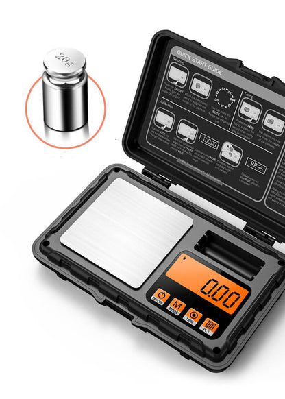Compacte en draagbare digitale weegschaal met een fel verlicht LCD-scherm, gebruiksvriendelijk bedieningspaneel en beschermende behuizing. Met 20 gr kalibratiegewicht.
