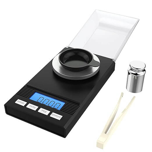Digitale precisieweegschaal met blauwe LCD-display, inclusief weegpan, kalibratiegewicht en pincet.