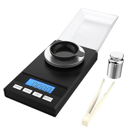 Digitale precisieweegschaal met blauwe LCD-display, inclusief weegpan, kalibratiegewicht en pincet.