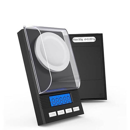  Digitale weegschaal met windkap in open positie; label toont maximale capaciteit van 50 gram en nauwkeurigheid van 0,001 gram.