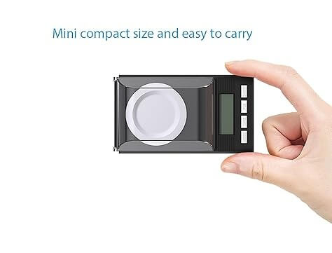 Hand houdt de compacte precisieweegschaal vast; toont het kleine, draagbare formaat.